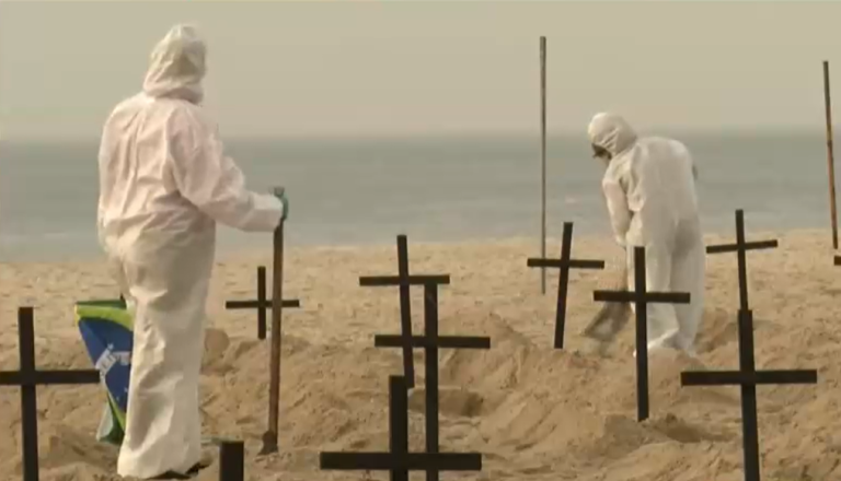 Playa de Copacabana amaneció convertida en un cementerio