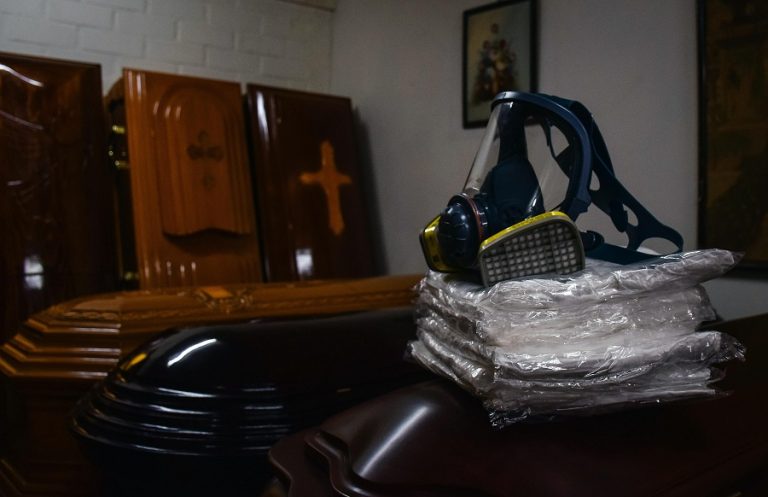 Ministerio de Salud reportaría a la OMS cifra de fallecidos por COVID-19 más alta que la informada a diario