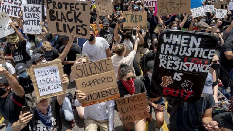 Otro afroamericano muere a manos de la policía en Atlanta y provoca renuncia de autoridad local