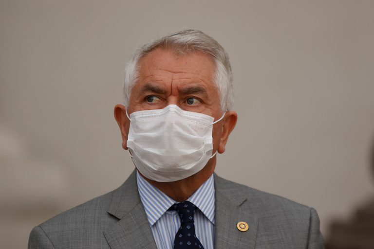 Ministro Enrique Paris presentará querella tras difusión de polémico video en redes sociales