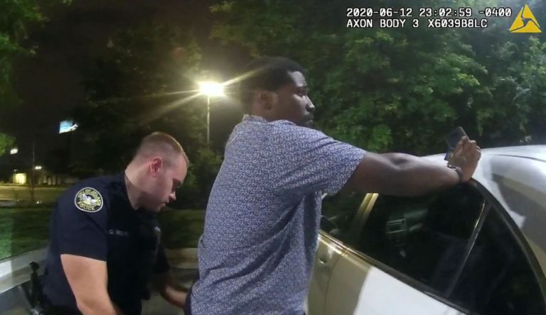 Imágenes muestran los últimos momentos de Rayshard Brooks, el afroamericano que murió a manos de la policía en Atlanta