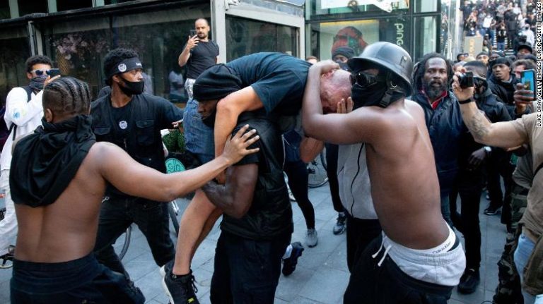 Hombre negro rescató a un blanco herido en una protesta contra el racismo: 