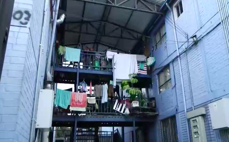 La pobreza oculta en el sector oriente de Santiago: Vecinos de Las Condes se apoyan para enfrentar la crisis