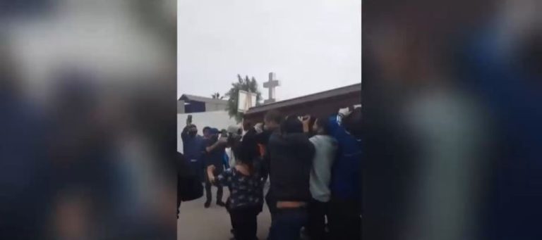 Funerales masivos en pandemia complica a cementerios: Guardias han sido insultados y agredidos