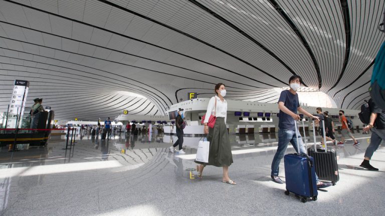 China cancela más de mil vuelos ante nuevo brote de coronavirus en Beijing