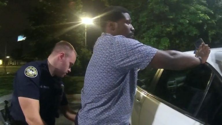 Ex policía que disparó a Rayshard Brooks es acusado de homicidio y otros 10 cargos