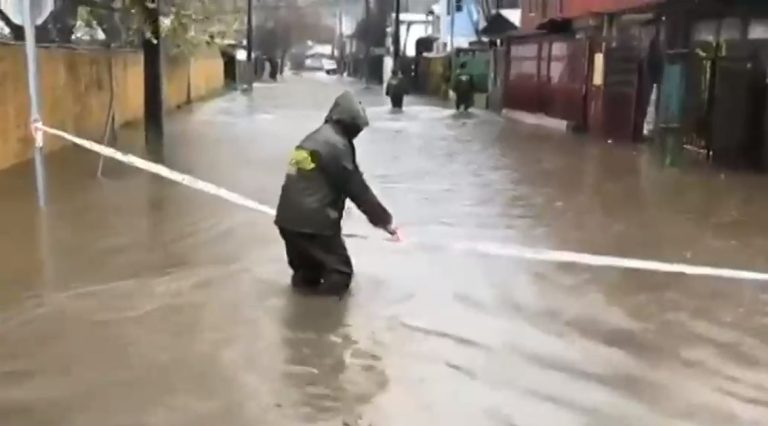 La lluvia dejó casas anegadas: Temporal con fuertes vientos colapsó varios sectores de Concepción