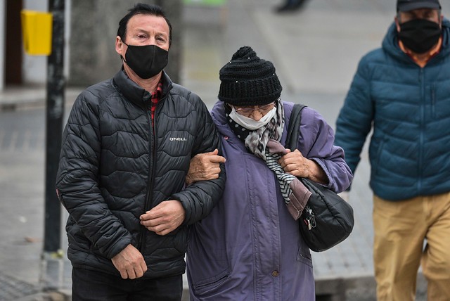 Chile se acerca a los 4 mil fallecidos por COVID-19 y promulgan ley que aumenta sanciones a infractores de cuarentenas