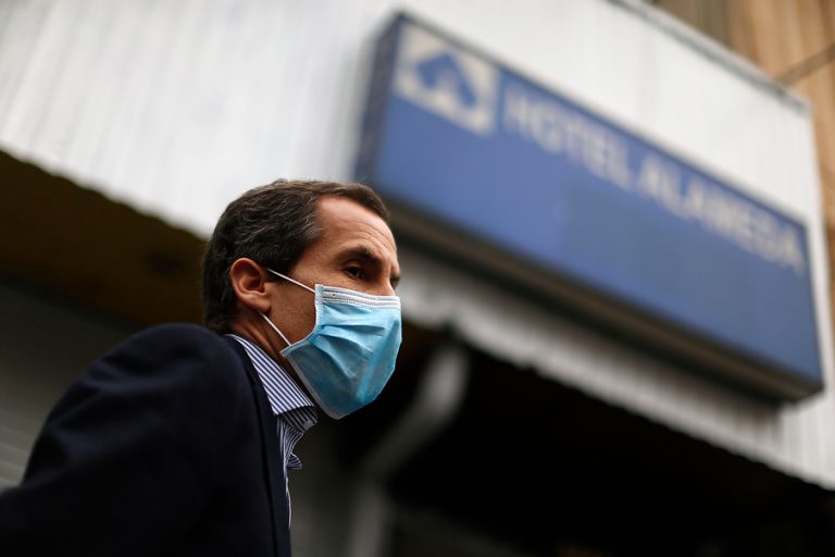 Falsos sanitizadores intentaron robar a mamá de Alessandri: Dijeron que eran del municipio y se hicieron pasar por él