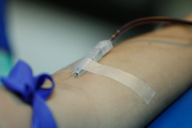 Llaman a donar sangre durante la crisis sanitaria: No hay riesgo de contagio y las reservas han caído en 50%