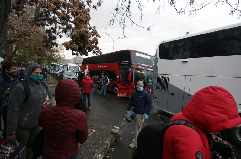 Más de 500 personas partieron de regreso a Bolivia tras cumplir cuarentena en albergue