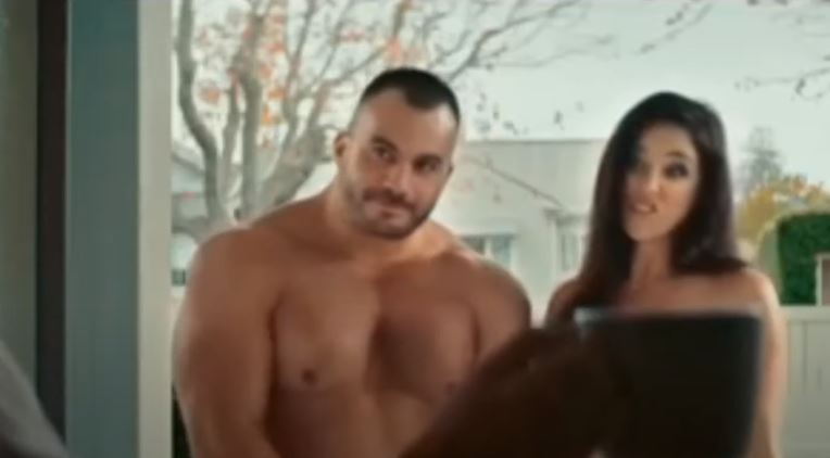 Nueva Zelanda lanza campaña de educación sexual con video grabado por actores porno desnudos