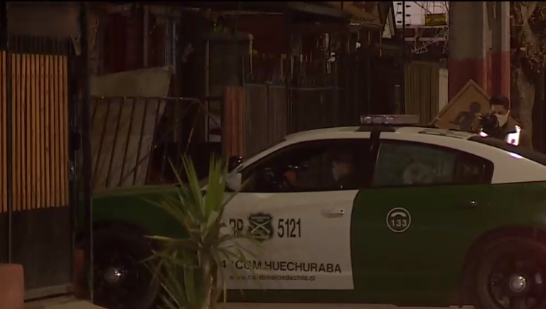 Persecución de sujetos que evadieron control de Carabineros terminó con los funcionarios estrellándose contra una casa