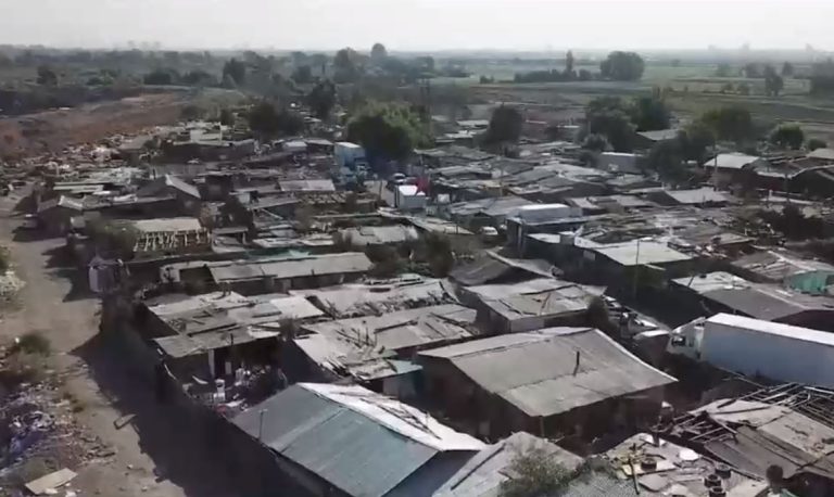 Hacinamiento y escaso acceso a la salud: Las 3 comunas de mayor mortalidad de la RM por COVID-19