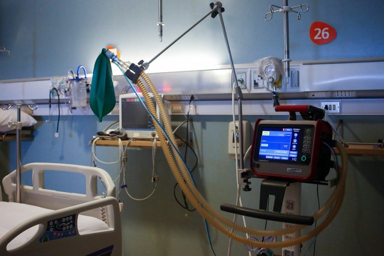 Paciente murió luego que su familia desenchufara el ventilador mecánico: Querían prender el aire acondicionado