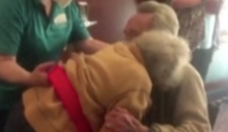 Ambos tienen 90 años: La emotiva reunión de una pareja tras vencer el COVID-19