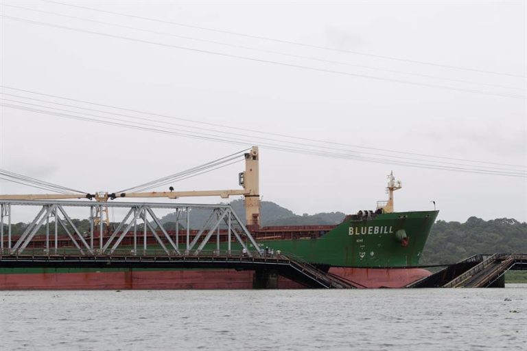 Buque chocó contra un puente ferroviario mientras cruzaba el Canal de Panamá