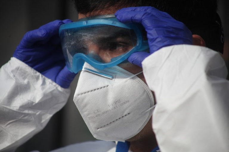 Muestran cómo quedan las manos de un doctor luego de tener puesto los guantes por más de 10 horas