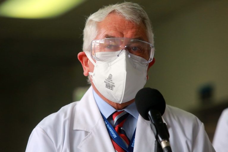 Ministro Paris dice que planea dejar la vocería en los balances del COVID-19 en Chile