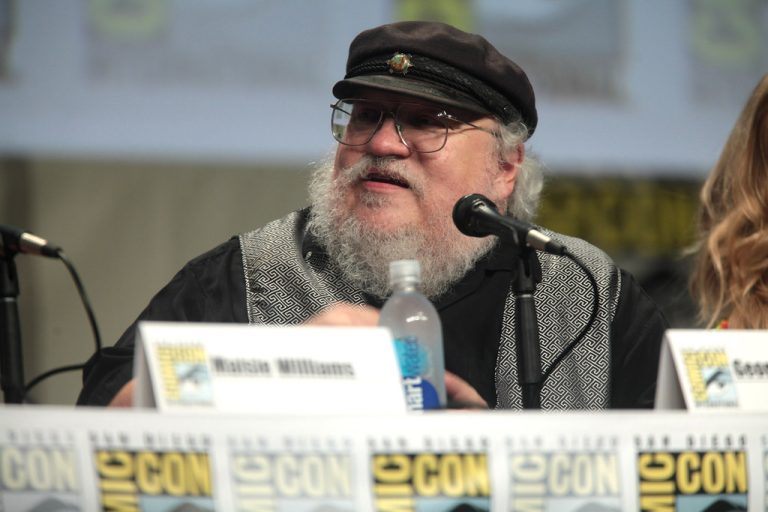 George R.R. Martin aprovecha la cuarentena para escribir: Espera terminar 