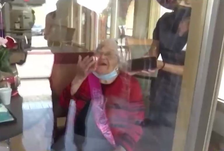 La abuela Coco de carne y hueso celebró sus 100 años a través de un vidrio con su familia