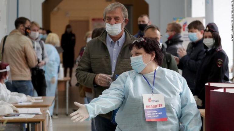 Rusos votan referéndum constitucional que mantendría a Putin en el poder hasta 2036