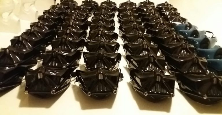 Que la salud te acompañe: Chileno diseñó mascarillas al estilo 