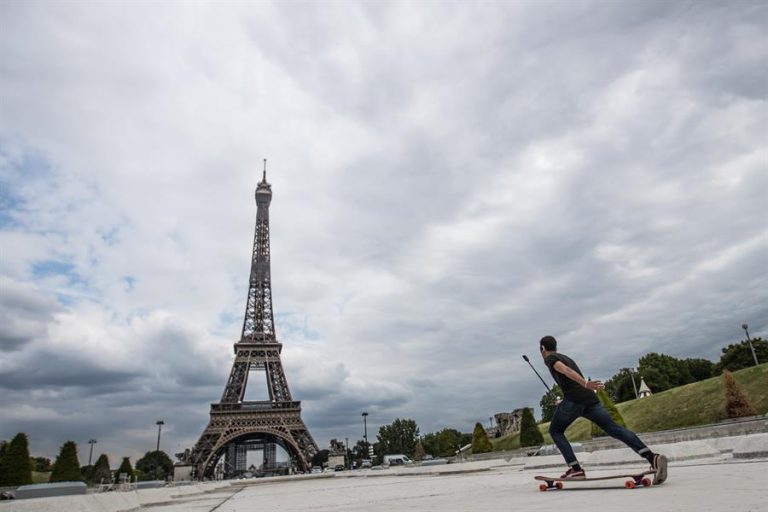 Francia reabrió la Torre Eiffel después de tres meses: Sin ascensores y con uso obligado de mascarilla