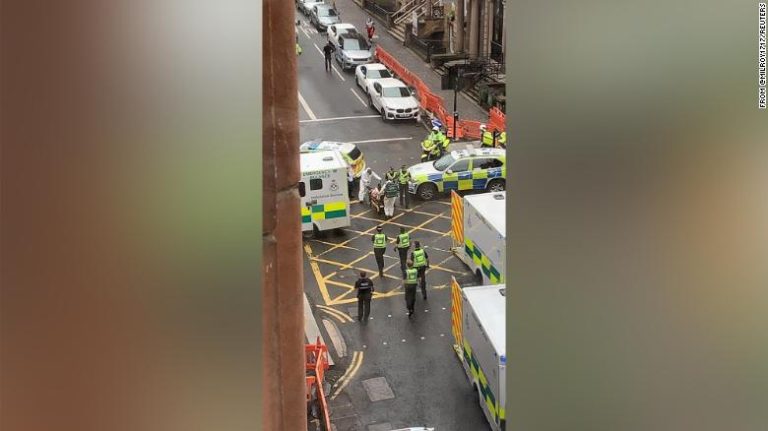Reportan que un oficial de policía fue apuñalado durante un incidente en Glasgow: Sospechoso fue baleado y murió