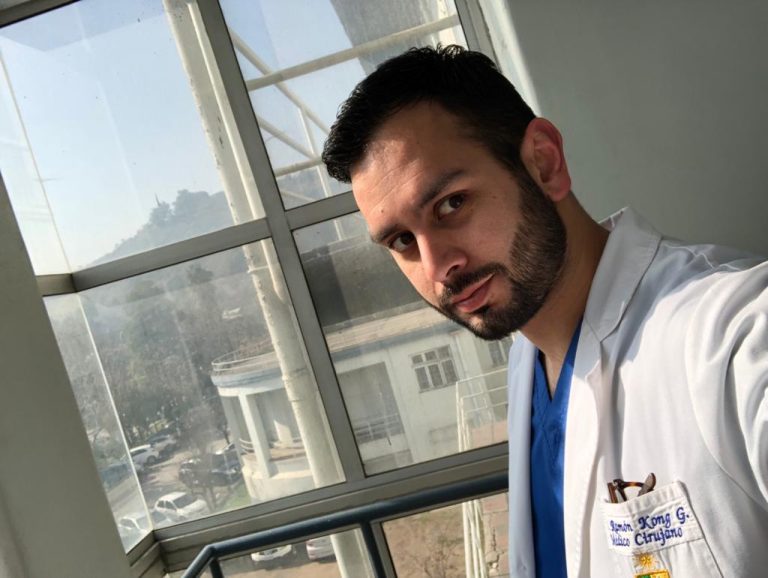 Ex médico de La Moneda, rockero y con opinión: Yuc Ramón Kong, el doctor que busca informar sobre la crisis sanitaria