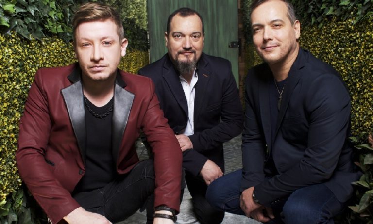 Natalino se presentó en los Copihue de Oro con un fondo croma y desató el ingenio de Twitter