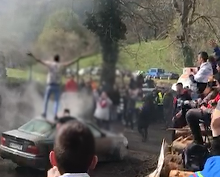 Espectador de un rally se metió a andar con su propio auto: Fue un desastre y ahora podría ir a la cárcel