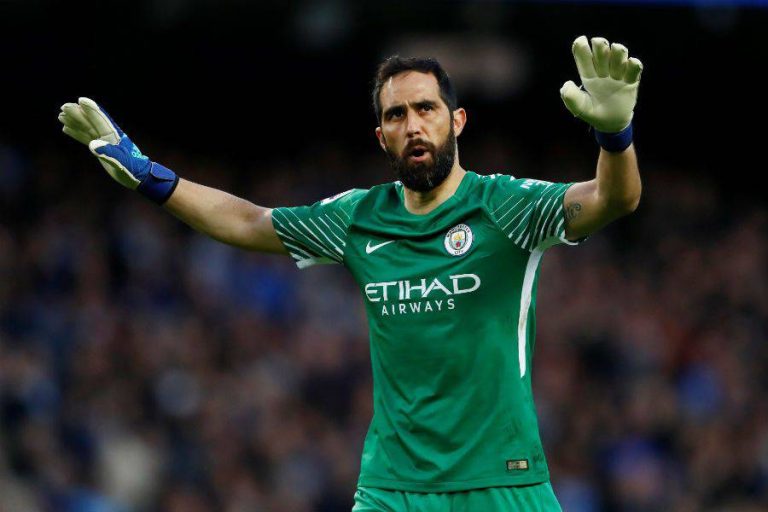 Claudio Bravo compartió esperanzador mensaje a hincha que le dedicó su tesis