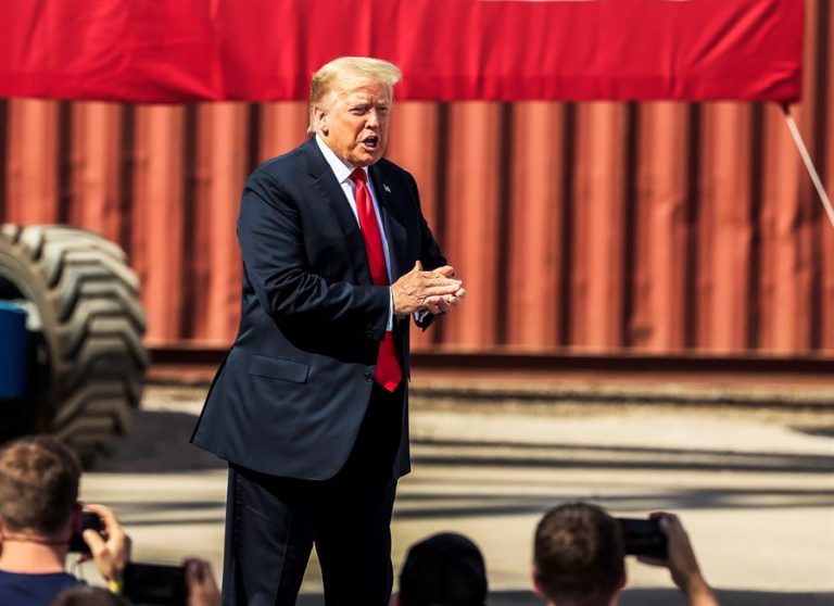 Donald Trump eliminó un tuit con video de un seguidor suyo que gritó: 