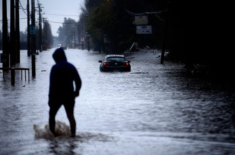 Onemi: Sistema frontal declinaría esta tarde y 50 mil clientes se encuentran sin luz