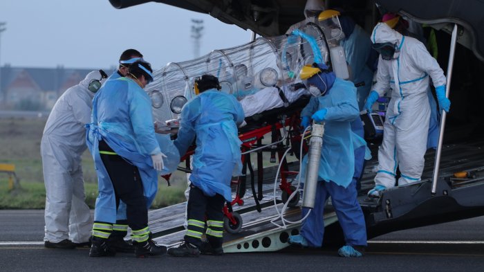 Así es el complejo traslado de pacientes de coronavirus realizado por la Fach