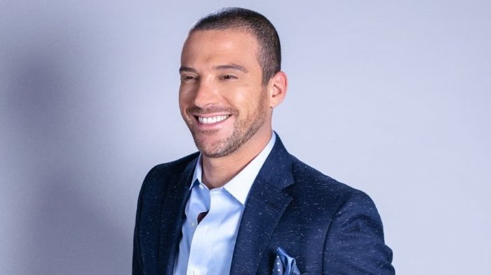 ¡Lo más tierno que verás hoy! Julian Elfenbein compartió imagen con su hija haciendo las tareas en cuarentena