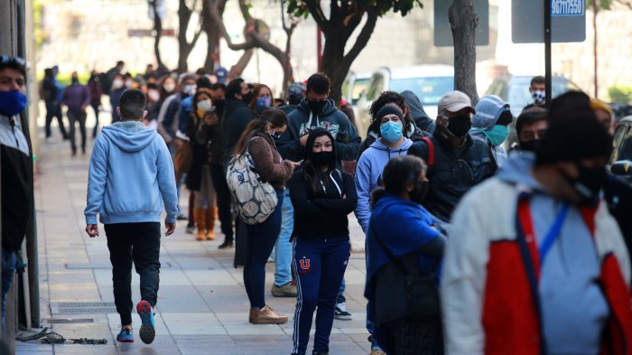 Continúan las aglomeraciones en el centro de Santiago: Filas de 4 cuadras para cobrar seguro de cesantía en AFC