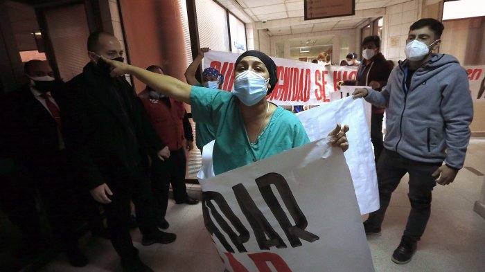 Personal de Hospital San José realizó funa a Ministro Enrique Paris: Exigen instalación de un nuevo hospital modular