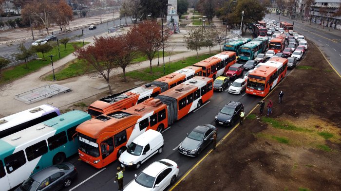 Aumentan controles de militares y carabineros en las calles de Santiago: Aseguran que se ha disminuido el tránsito de personas