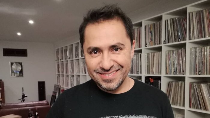 ¡No es una biblioteca de libros! Chico Pérez sorprendió con una impresionante colección de vinilos en CHV en Casa