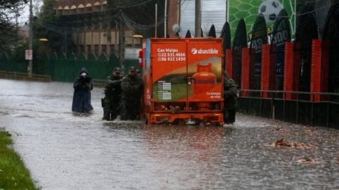 Se registran graves inundaciones en distintos puntos de de la Región Metropolitana