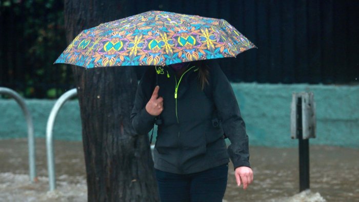 Eduardo Sáez responde: ¿Seguirá lloviendo en Santiago durante esta semana?