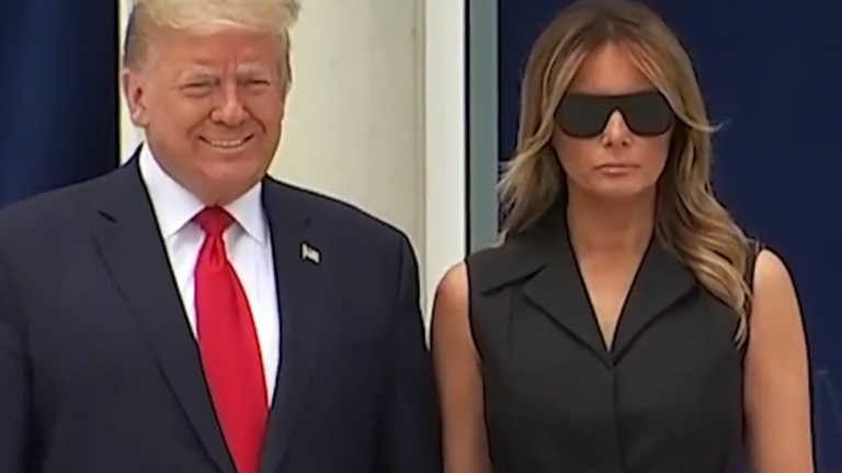 El incómodo momento que da la vuelta al mundo: Trump le pidió a Melania que sonría para las cámaras
