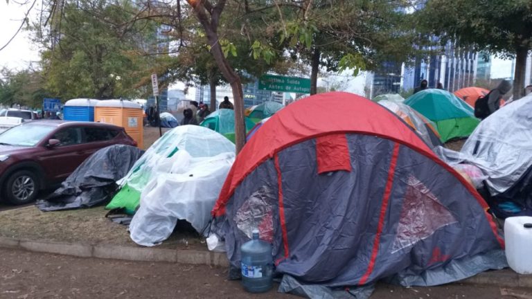 Buscan trasladar a albergues a más de 700 bolivianos que pasaron la noche afuera del consulado