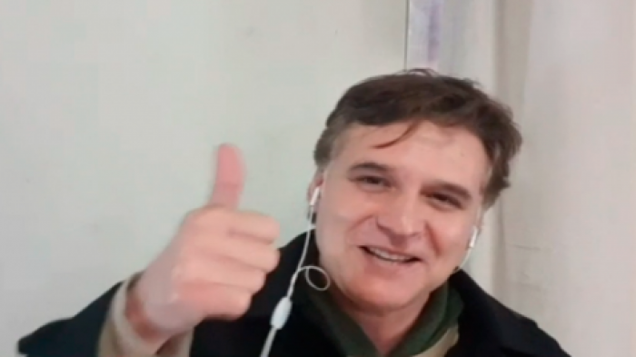 Eduardo Bronstein: El doctor que alegra a sus pacientes de coronavirus con música