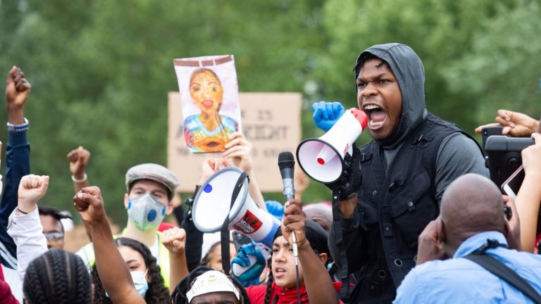 El intenso discurso de John Boyega en protestas de Londres que recibió el apoyo del elenco de 