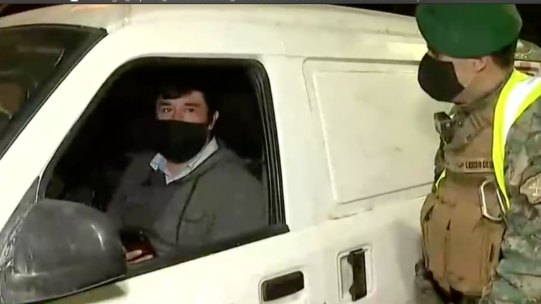 Carabineros detuvo a conductor que manejaba sin permiso y tomando una cerveza: “Venía con hálito alcohólico”