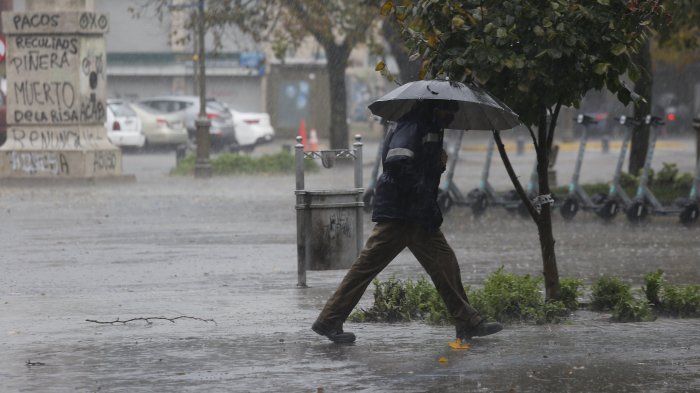 ¡A prepararse! Esta noche llegan las lluvias y vientos a Santiago y las heladas a partir del viernes