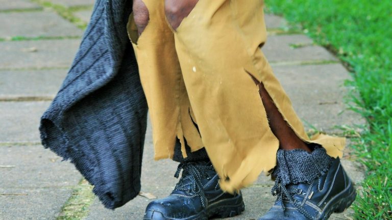 Los tentaba con cerveza: Hombre es acusado de envenenar a indigentes y grabarlos para su diversión